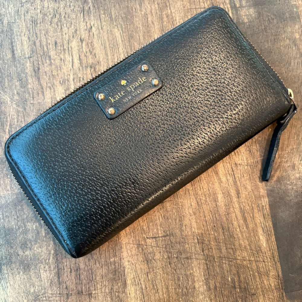 KATE SPADE Black Leather Zippy Wallet! Good condition! Many slots & 3 areas!